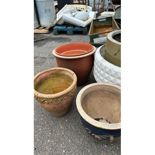 1381 - A LARGE QUANTITY OF ASSORTED RESIN AND TERRACOTTA POTS / ALL LOTS ARE LOCATED IN SL0 9LG, REGRETFULL... 