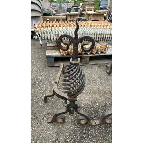 1385 - A PAIR OF ORNATE CAST IRON FIRE DOGS, 64CM (H) X 68CM (L) / ALL LOTS ARE LOCATED IN SL0 9LG, REGRETF... 