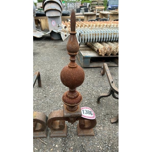 1386 - A PAIR OF ORNATE CAST IRON FIRE DOGS, 60CM (H) X 51CM (L) / ALL LOTS ARE LOCATED IN SL0 9LG, REGRETF... 