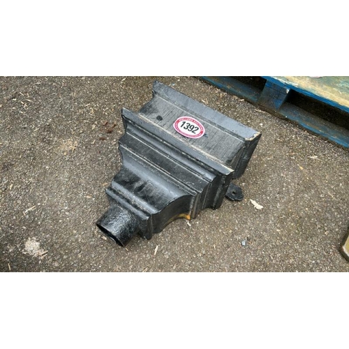 1392 - A SINGLE CAST IRON HOPPER, 52CM (H) X 5CM (W) / ALL LOTS ARE LOCATED IN SL0 9LG, REGRETFULLY WE DO N... 