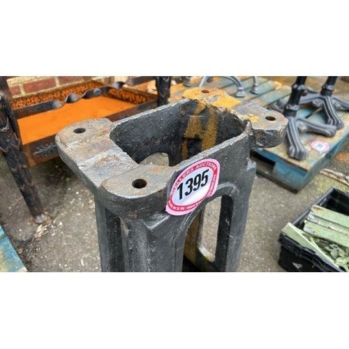 1395 - A HEAVY CAST IRON STAND, 70CM (H) / ALL LOTS ARE LOCATED IN SL0 9LG, REGRETFULLY WE DO NOT OFFER SHI... 