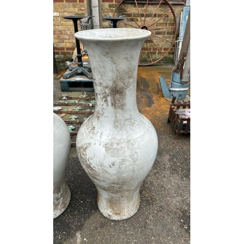1402 - A PAIR OF FIBREGLASS URNS, 95CM (H) / ALL LOTS ARE LOCATED IN SL0 9LG, REGRETFULLY WE DO NOT OFFER S... 