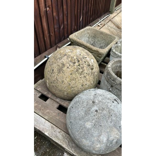 1416 - A PALLET OF STONEWARE INCL. PLANTERS, BALL TOPS AND A RECONSTITUTED STONE STATUE OF A WATER PUMP / A... 