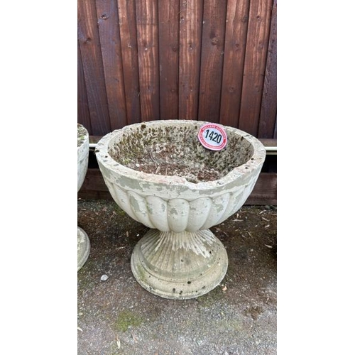1420 - A PAIR OF RECONSTITUTED STONE URNS AND PLINTHS, 40CM (H) X 43CM (DIA) / ALL LOTS ARE LOCATED IN SL0 ... 