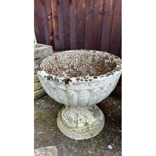 1420 - A PAIR OF RECONSTITUTED STONE URNS AND PLINTHS, 40CM (H) X 43CM (DIA) / ALL LOTS ARE LOCATED IN SL0 ... 