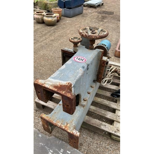 1424 - STARTET 240V PILLAR DRILL, 125CM (H) / ALL LOTS ARE LOCATED IN SL0 9LG, REGRETFULLY WE DO NOT OFFER ... 