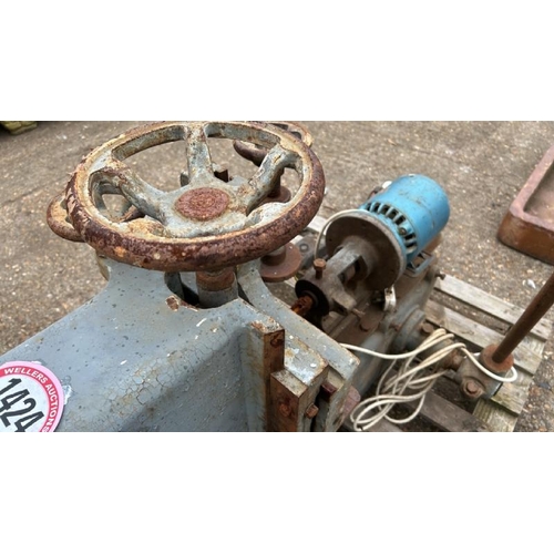 1424 - STARTET 240V PILLAR DRILL, 125CM (H) / ALL LOTS ARE LOCATED IN SL0 9LG, REGRETFULLY WE DO NOT OFFER ... 