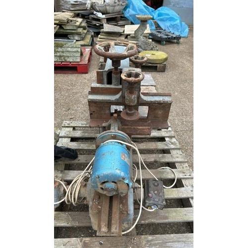 1424 - STARTET 240V PILLAR DRILL, 125CM (H) / ALL LOTS ARE LOCATED IN SL0 9LG, REGRETFULLY WE DO NOT OFFER ... 