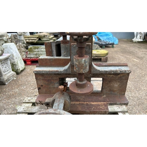 1424 - STARTET 240V PILLAR DRILL, 125CM (H) / ALL LOTS ARE LOCATED IN SL0 9LG, REGRETFULLY WE DO NOT OFFER ... 