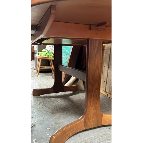 1512 - EXTENDABLE OVAL TEAK DINING TABLE, APPROX. 123 DIAMETER X 70 X 107CM WHEN CLOSED / ALL LOTS ARE LOCA... 