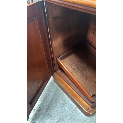1522 - A LARGE DRESSING TABLE WITH CARVED PHEASANT DECORATION AND A VERY LARGE MIRROR (188 X 135CM), WITH O... 