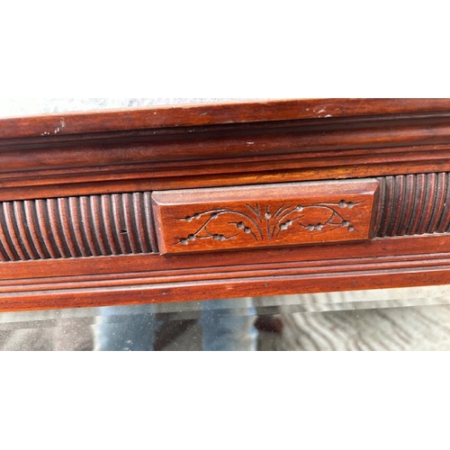 1525 - A MAHOGANY FRAMED BEVELLED MIRROR, 123 X 87CM / ALL LOTS ARE LOCATED IN SL0 9LG, REGRETFULLY WE DO N... 