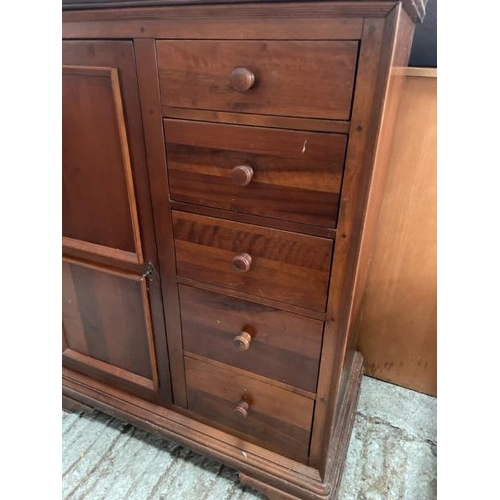 1543 - MAHOGANY WARDROBE WITH FIVE DRAWERS AND HANGING SPACE, 110 X 131 X 61CM / ALL LOTS ARE LOCATED IN SL... 