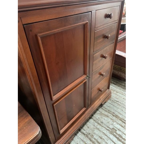 1543 - MAHOGANY WARDROBE WITH FIVE DRAWERS AND HANGING SPACE, 110 X 131 X 61CM / ALL LOTS ARE LOCATED IN SL... 