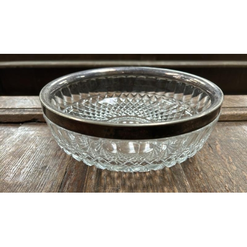 1758 - FOUR GLASS BOWLS INCLUDING ONE BY MURANO  / ALL LOTS ARE LOCATED IN SL0 9LG, REGRETFULLY WE DO NOT O... 