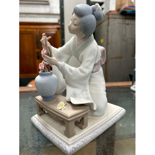 1769 - LLADRO JAPANESE GEISHA, NO 4840, UNBOXED / ALL LOTS ARE LOCATED IN SL0 9LG, REGRETFULLY WE DO NOT OF... 