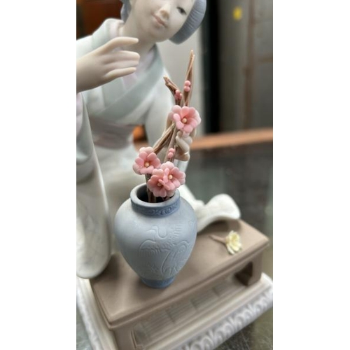 1769 - LLADRO JAPANESE GEISHA, NO 4840, UNBOXED / ALL LOTS ARE LOCATED IN SL0 9LG, REGRETFULLY WE DO NOT OF... 