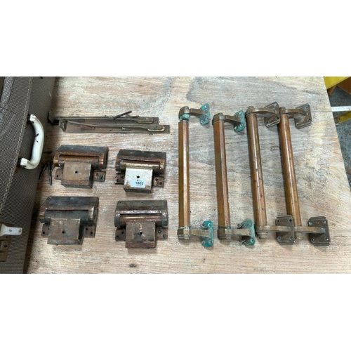 1802 - FOUR HEAVY DUTY HINGES AND PULL HANDLES / ALL LOTS ARE LOCATED IN SL0 9LG, REGRETFULLY WE DO NOT OFF... 