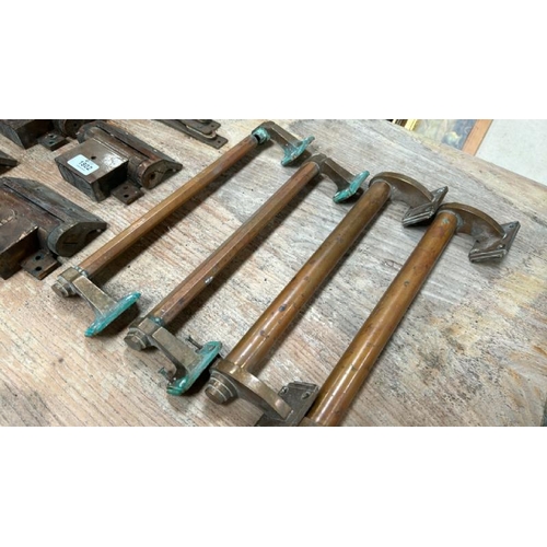 1802 - FOUR HEAVY DUTY HINGES AND PULL HANDLES / ALL LOTS ARE LOCATED IN SL0 9LG, REGRETFULLY WE DO NOT OFF... 