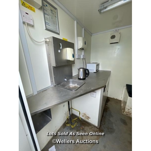 1009 - 6 PERSON 12 X 7.5FT AJC EASY CABIN TOWABLE WELFARE UNIT, INCLUDES WASH BASIN, KETTLE, MICROWAVE, SEA... 