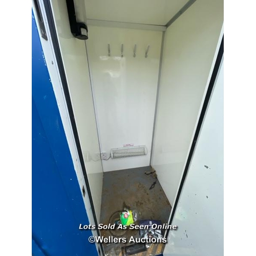 1013 - 6 PERSON 12 X 7.5FT AJC EASY CABIN TOWABLE WELFARE UNIT, INCLUDES WASH BASIN, KETTLE, MICROWAVE, SEA... 