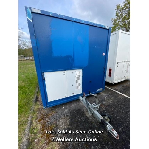 1013 - 6 PERSON 12 X 7.5FT AJC EASY CABIN TOWABLE WELFARE UNIT, INCLUDES WASH BASIN, KETTLE, MICROWAVE, SEA... 