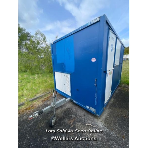 1013 - 6 PERSON 12 X 7.5FT AJC EASY CABIN TOWABLE WELFARE UNIT, INCLUDES WASH BASIN, KETTLE, MICROWAVE, SEA... 