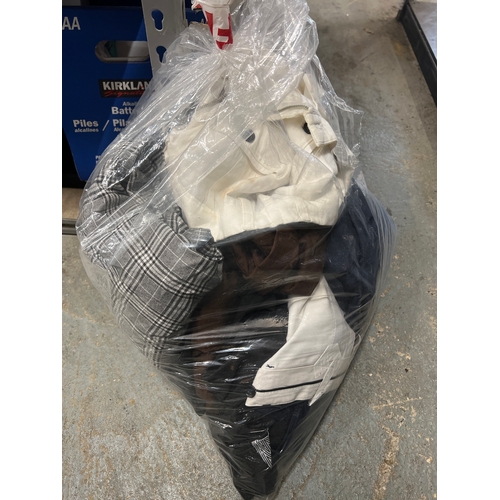 140 - Bag of pre-owned trousers / e2