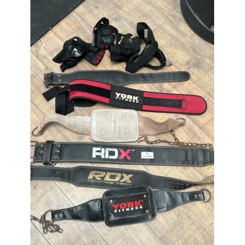 70 - A QUANTITY OF WEIGHTLIFTING BELTS, GLOVES AND STRAPS