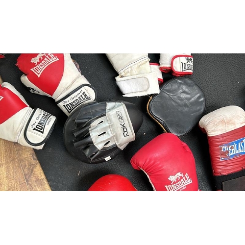 75 - A QUANTITY OF BOXING PADS, GLOVES, HEADGEAR AND A LONSDALE BODY PUNCHING PAD, ONLY X2 PAIRS OF GLOVE... 