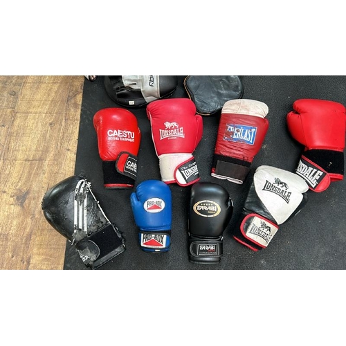 75 - A QUANTITY OF BOXING PADS, GLOVES, HEADGEAR AND A LONSDALE BODY PUNCHING PAD, ONLY X2 PAIRS OF GLOVE... 