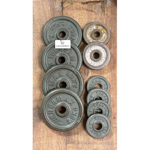 82 - X10 SMALL TURNERMAX WEIGHT PLATES INCL. X4 2.5KG, X4 0.5KG AND X2 YORK 1.25KG