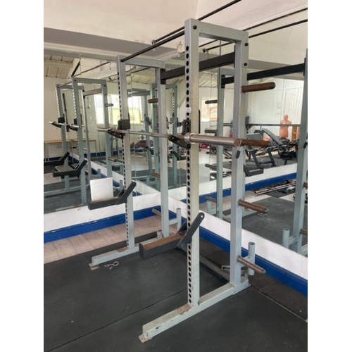 89 - SQUAT RACK, TO INCLUDE STRAIGHT BARBELL, APPROX OVERALL DIMENSIONS OF RACK ONLY 211CM (H) X 179CM (W... 