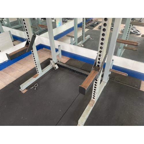 89 - SQUAT RACK, TO INCLUDE STRAIGHT BARBELL, APPROX OVERALL DIMENSIONS OF RACK ONLY 211CM (H) X 179CM (W... 