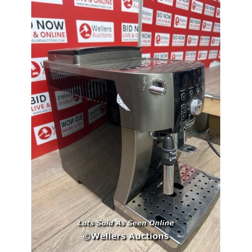 215 - DELONGHI MAGNIFICA S ECAM250.33.TB BEAN TO CUP COFFEE MAKER / POWERS UP / SIGNS OF USE / E14