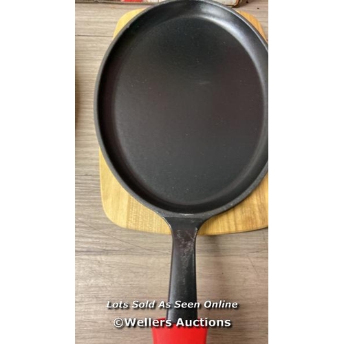 27 - TRAMONTINA CAST IRON FAJITA PAN SET / SIGNS OF USE / A39