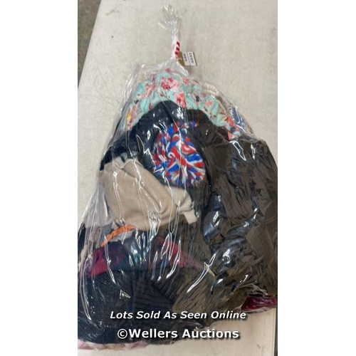 646 - BAG OF SCARVES, HATS AND GLOVES