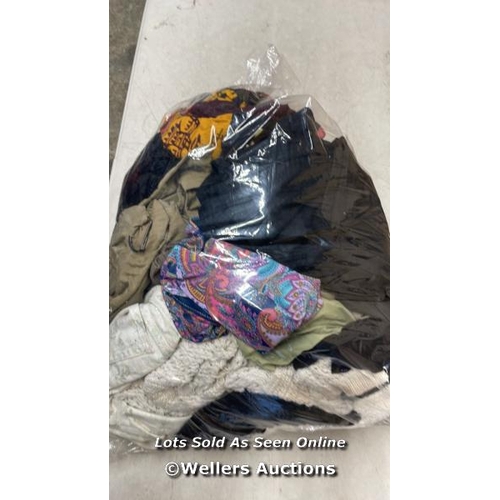 660 - BAG OF MAINLY LADIES CLOTHING