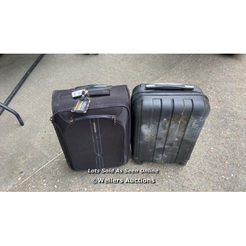 921 - X2 PRE-OWNED SUITCASE INCL. ROCK