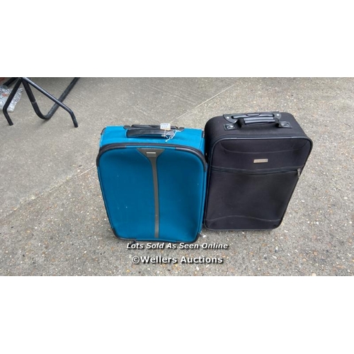 922 - X2 PRE-OWNED SUITCASE INCL. TRIPP