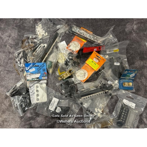 899 - QUANTITY OF ASSORTED BOATING RELATED SUNDRIES INCLUDING CLIPS, FUSE HOLDERS AND FENDER CLEAT