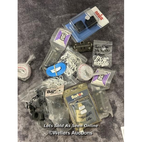 902 - SMALL BAG OF BOATING SUNDRIES INCLUDING FAIR LEADS AND STRAPS