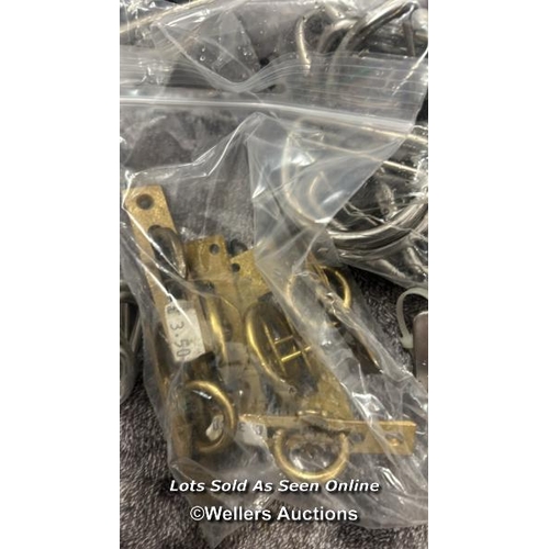 912 - SMALL BAG OF MAINLY STAINLESS STEEL MARINE SUNDRIES INCLUDING ROPE RINGS