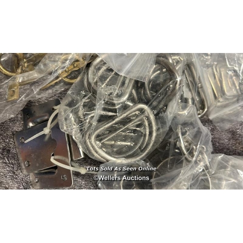 912 - SMALL BAG OF MAINLY STAINLESS STEEL MARINE SUNDRIES INCLUDING ROPE RINGS