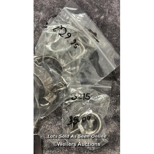 912 - SMALL BAG OF MAINLY STAINLESS STEEL MARINE SUNDRIES INCLUDING ROPE RINGS