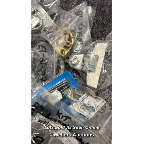 915 - ASSORTED BOATING SUNDRIES INCLUDING HOOKS, CLIPS AND RINGS