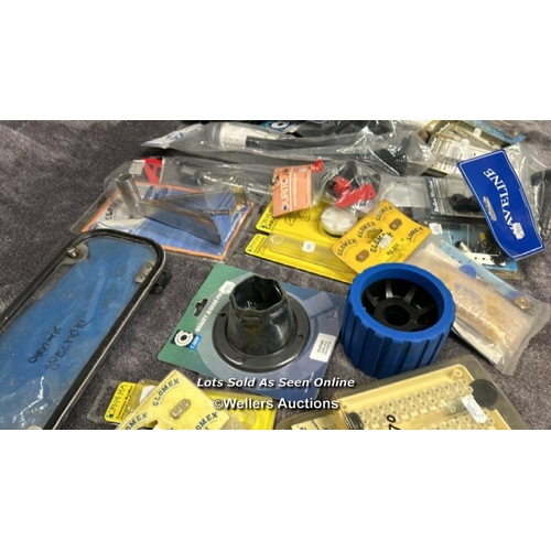 916 - LARGE SELECTION OF NEW MARINE SUNDRIES INCLUDING LIGHTS, PLASTIMO RIGGING SCREW COVERS, MASTHEAD MOU... 