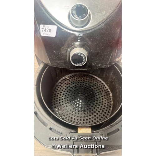 7420 - TOWER AIR FRYER / POWERS UP / SIGNS OF USE / H24