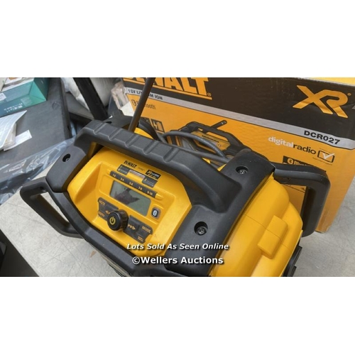 7531 - DEWALT DCR027 BATTERY/MAINS RADIO / APPEARS NEW, OPEN BOX / WITHOUT 18V BATTERY / UNTESTED / DAMAGE ... 