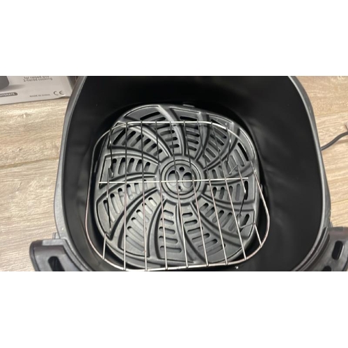 12 - GOURMIA 6.7L DIGITIAL AIR FRYER / POWERS UP / SIGNS OF USE / W1